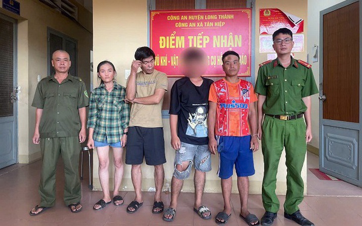 Phát hiện, bắt giữ 3 thanh niên mua ma túy giấu trong ốp lưng điện thoại - Ảnh 3.