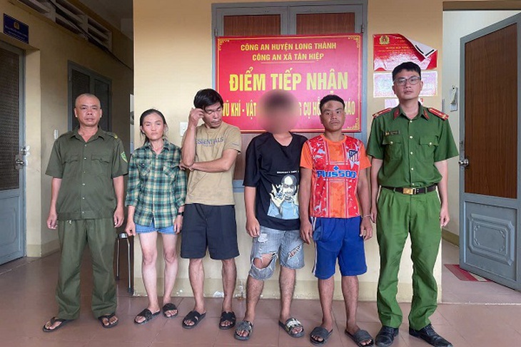 Đồng Nai: Bắt quả tang 4 thanh thiếu niên sử dụng trái phép chất ma túy trong khu tái định cư- Ảnh 1.