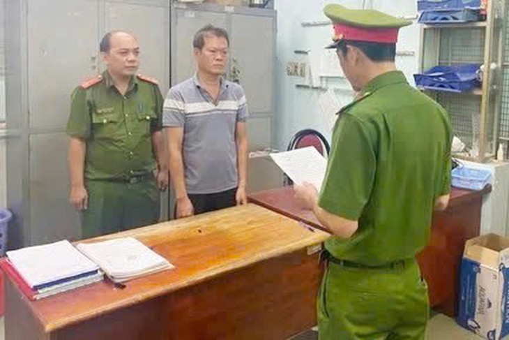 Bắt khẩn cấp đối tượng đập phá cổng nhà dân sau mâu thuẫn hát karaoke ồn ào- Ảnh 1.