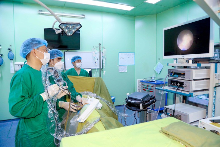 Phẫu thuật nội soi tán sỏi thận qua da.