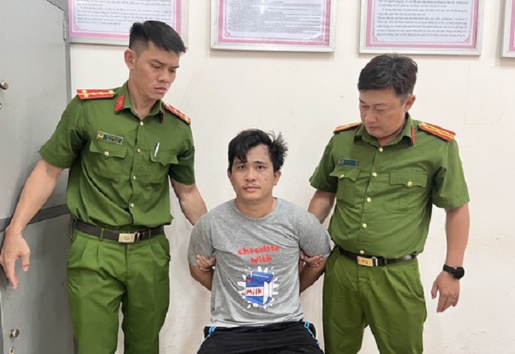 Khởi tố kẻ hành hung mẹ ruột, đâm cán bộ bảo vệ ANTT cơ sở- Ảnh 1.
