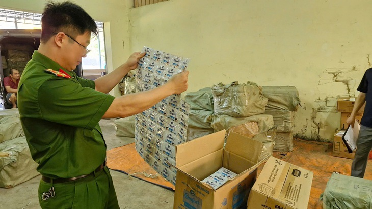 Triệt phá nhiều đường dây buôn hàng giả quy mô lớn tại Nghệ An- Ảnh 2.