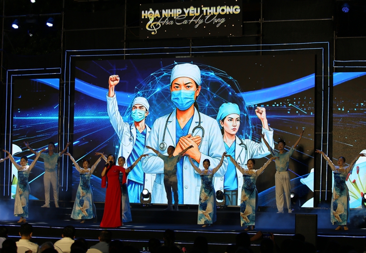 Bệnh viện Đa khoa TP Vinh lan tỏa yêu thương bằng âm nhạc và tri ân- Ảnh 1.