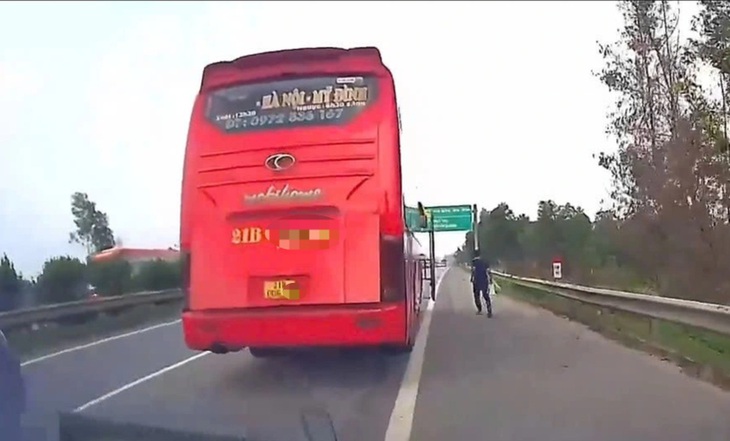 Dừng xe đón khách trên cao tốc Nội Bài - Lào Cai, tài xế đối mặt án phạt hàng chục triệu đồng- Ảnh 1.
