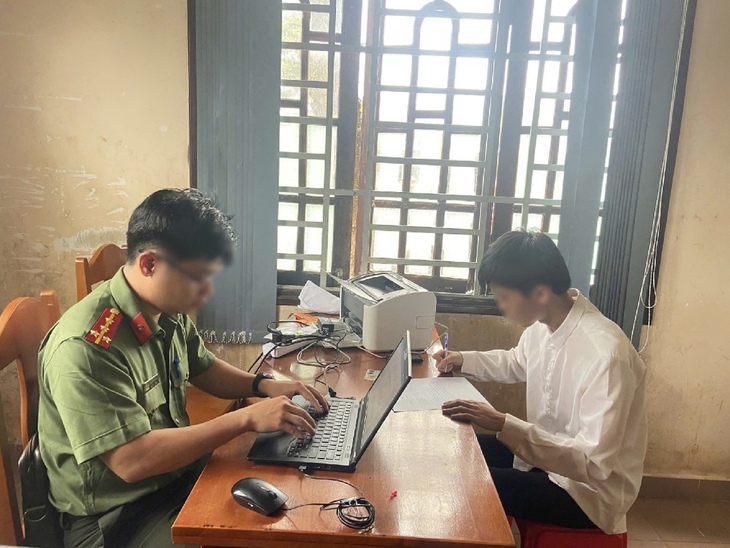 Vụ gian lận thi tốt nghiệp THPT ở Lâm Đồng: Thí sinh và người hỗ trợ bên ngoài có thể bị xử lý thế nào?- Ảnh 1.