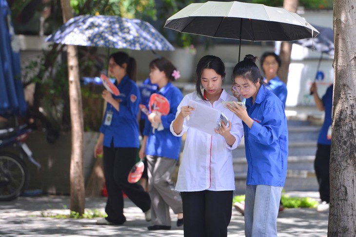 Đề thi tốt nghiệp THPT 2025: Thách thức 'vượt ngưỡng' từ Toán và Tiếng Anh- Ảnh 1.