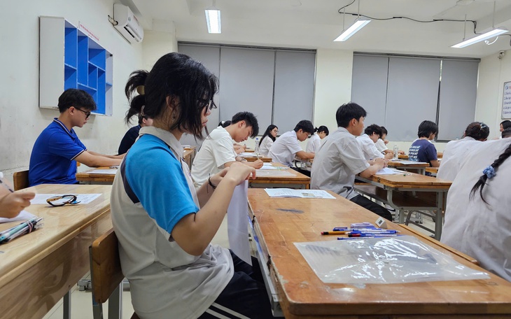 Đề thi tốt nghiệp THPT 2025: Thách thức "vượt ngưỡng" từ Toán và Tiếng Anh