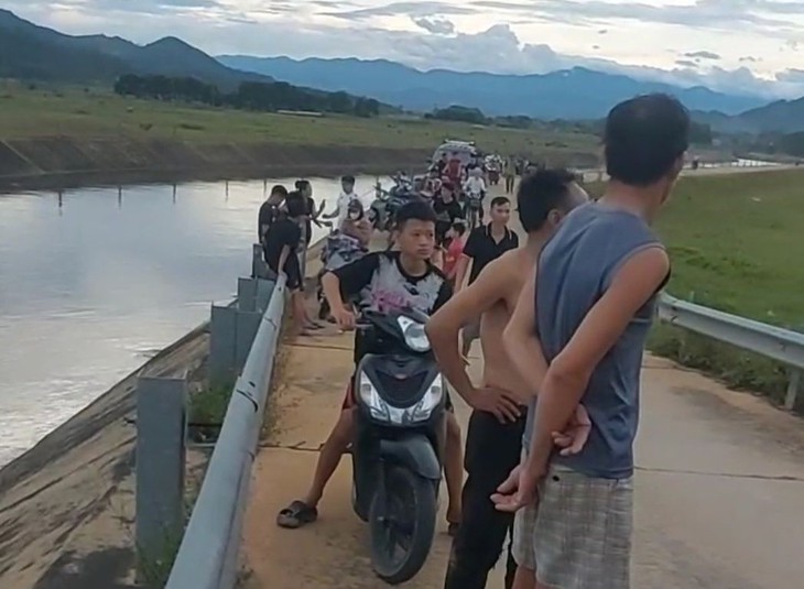 Lao xuống kênh cứu em, hai anh em ruột đuối nước thương tâm- Ảnh 1.