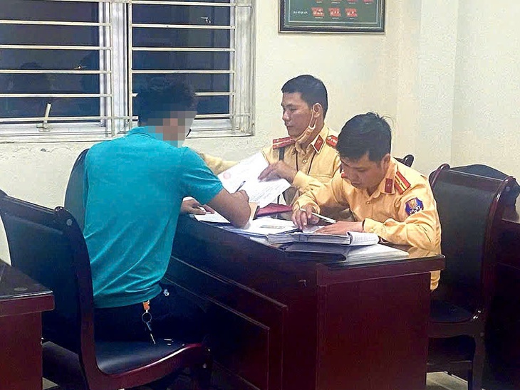 Hà Nội: Phạt nặng tài xế chở 6 trẻ em trên thùng xe bán tải- Ảnh 3.