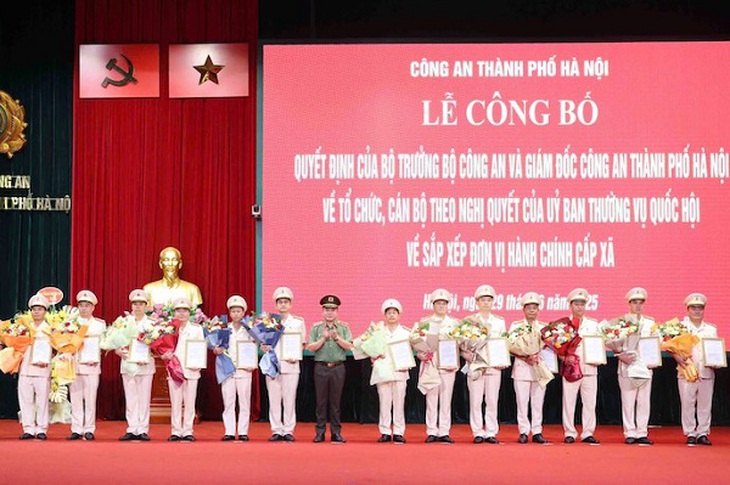 Hà Nội công bố quyết định của Bộ trưởng Bộ Công an về tổ chức cán bộ 126 đơn vị hành chính cấp xã- Ảnh 2. Hà Nội công bố quyết định của Bộ trưởng Bộ Công an về tổ chức cán bộ 126 đơn vị hành chính cấp xã- Ảnh 2.