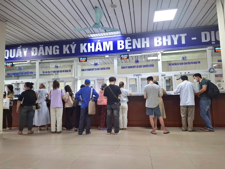 Dùng thẻ BHYT điện tử, người dân thuận lợi hơn trong việc đăng ký khám chữa bệnh- Ảnh 1.