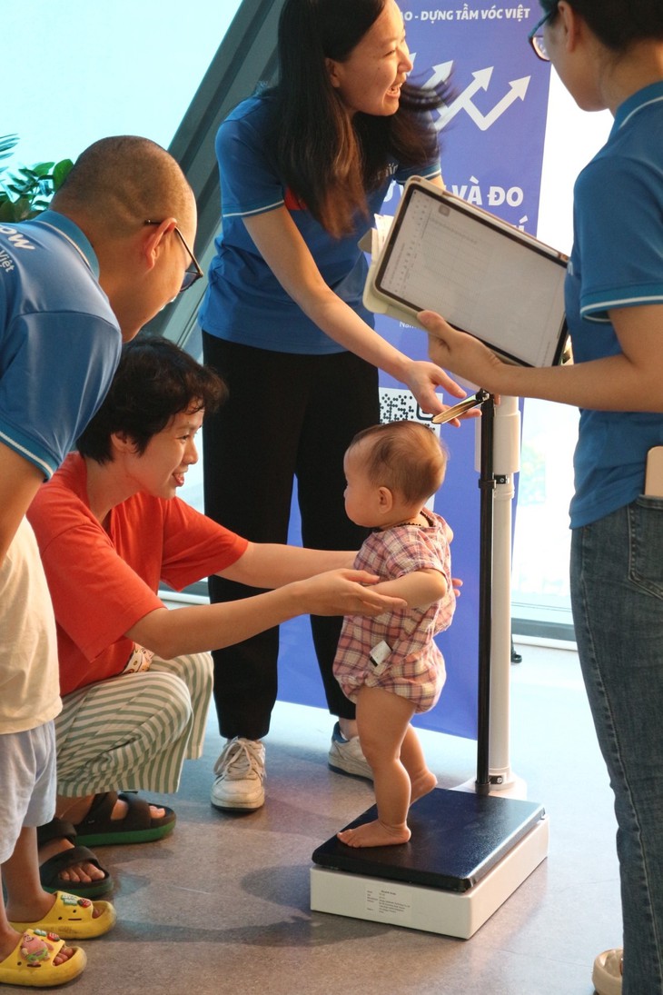 Lan tỏa yêu thương ngày 1/6: Hành trình ý nghĩa dành cho trẻ tại Bệnh viện Hồng Ngọc- Ảnh 3.