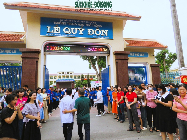Ngày đầu thi vào lớp 10 công lập tại Hải Phòng: Nhiều thí sinh đến nhầm điểm thi- Ảnh 1.