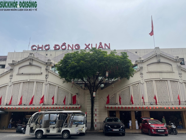 Hà Nội: Hàng loạt gian hàng tại chợ Đồng Xuân 'cửa đóng then cài'- Ảnh 1.