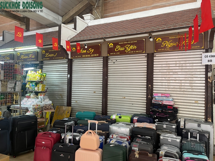 Hà Nội: Hàng loạt gian hàng tại chợ Đồng Xuân 'cửa đóng then cài'- Ảnh 2.