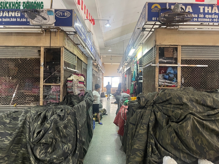 Hà Nội: Hàng loạt gian hàng tại chợ Đồng Xuân 'cửa đóng then cài'- Ảnh 5.