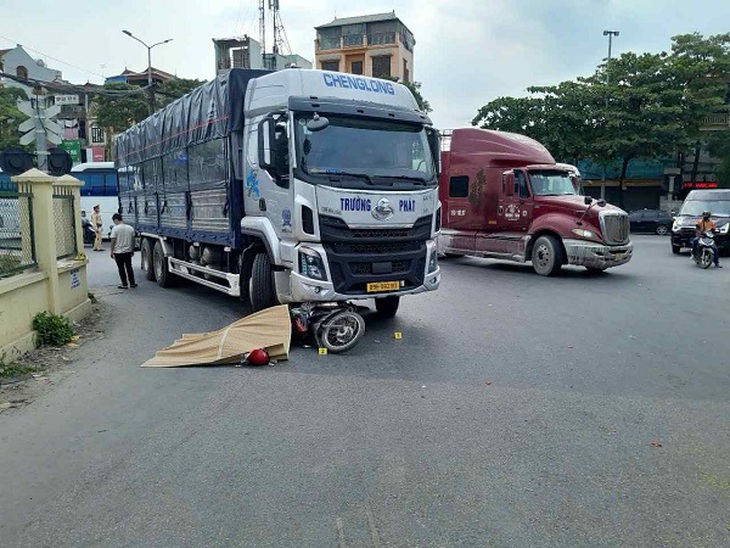 Nữ sinh tử vong thương tâm dưới bánh xe tải- Ảnh 1. Nữ sinh tử vong thương tâm dưới bánh xe tải- Ảnh 1.