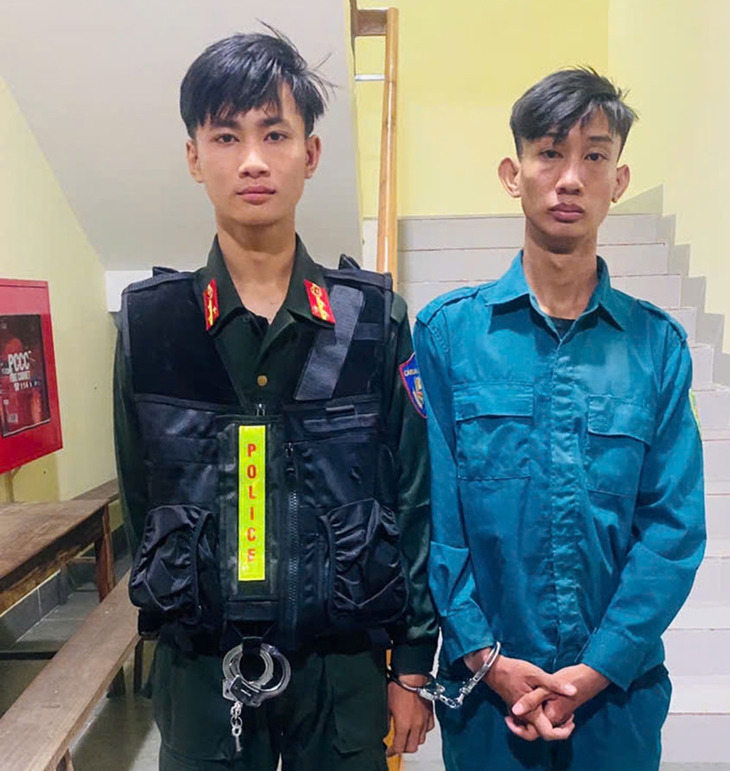 Giả danh công an, hai thanh niên dàn cảnh chặn xe 'vòi tiền' người đi đường- Ảnh 1.