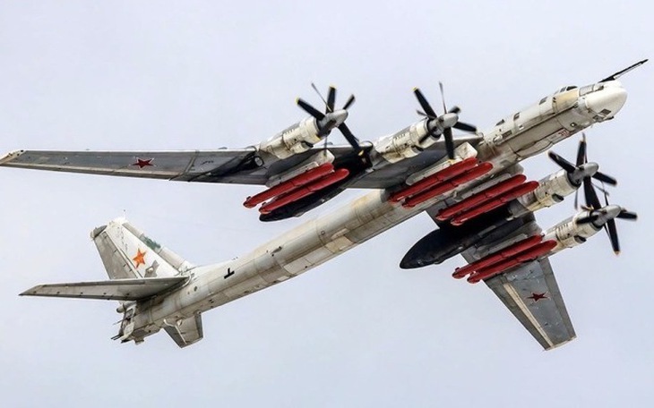 Máy bay Tu-142 Nga thả phao sonar áp sát nhóm tàu sân bay Anh- Ảnh 2.