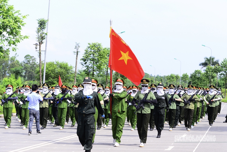 Nữ chiến sĩ Công an luyện tập dưới nắng hè, sẵn sàng cho lễ diễu binh A80- Ảnh 1.
