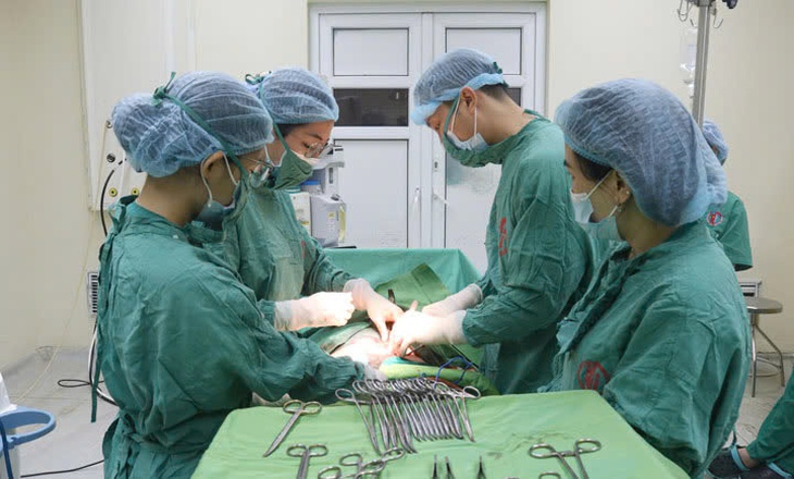 Thành công phẫu thuật khối u nang buồng trứng kích thước lớn cho cụ bà 98 tuổi- Ảnh 1. Thành công phẫu thuật khối u nang buồng trứng kích thước lớn cho cụ bà 98 tuổi- Ảnh 1.