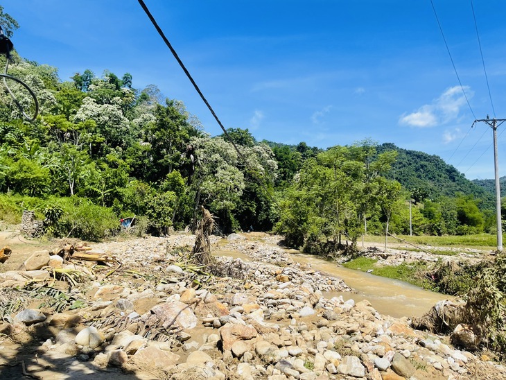 Vùng biên Nghệ An ngổn ngang sau lũ quét: Đất đá vùi lấp, nhà cửa đổ sập, cầu đường chia cắt- Ảnh 1. Vùng biên Nghệ An ngổn ngang sau lũ quét: Đất đá vùi lấp, nhà cửa đổ sập, cầu đường chia cắt- Ảnh 1.