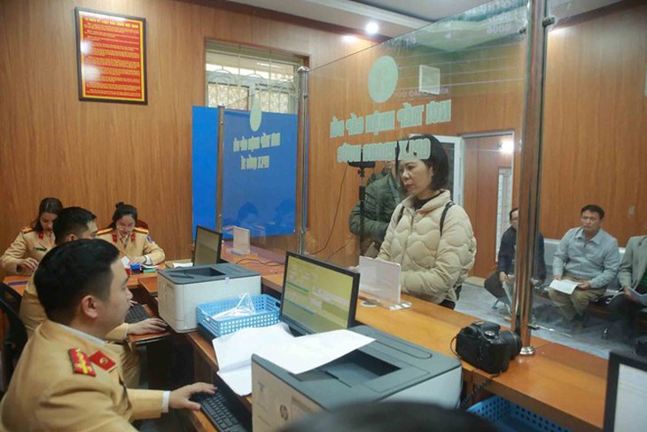 Từ hôm nay (1/7), người dân được đăng ký xe tại tất cả công an cấp xã trong tỉnh- Ảnh 1. Từ hôm nay (1/7), người dân được đăng ký xe tại tất cả công an cấp xã trong tỉnh- Ảnh 1.