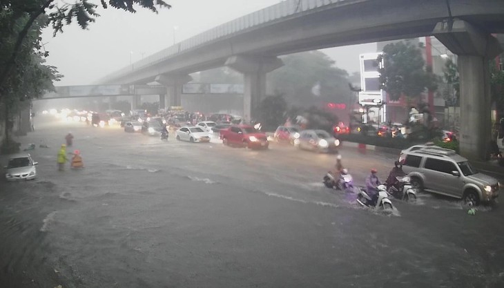 Hà Nội mưa dông mạnh, nhiều tuyến phố ngập úng chiều nay- Ảnh 2.