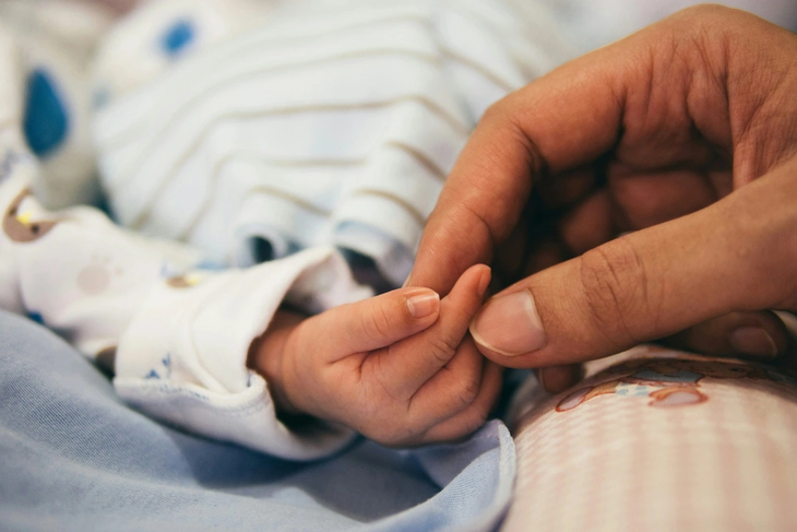 Vụ bé 3 tháng tuổi bị xâm hại: Kẻ xấu có thể đối mặt hình phạt nào?- Ảnh 1.