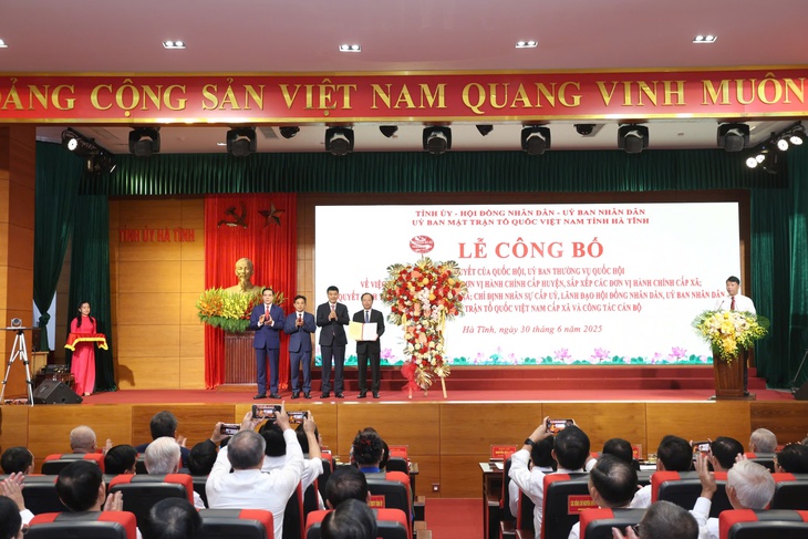 Hà Tĩnh công bố các quyết định về sắp xếp đơn vị hành chính, tổ chức bộ máy- Ảnh 1.