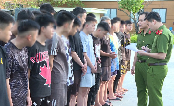 Tạm giữ hình sự 38 thanh thiếu niên mang hung khí 'gặp ai đánh người đó'- Ảnh 1.