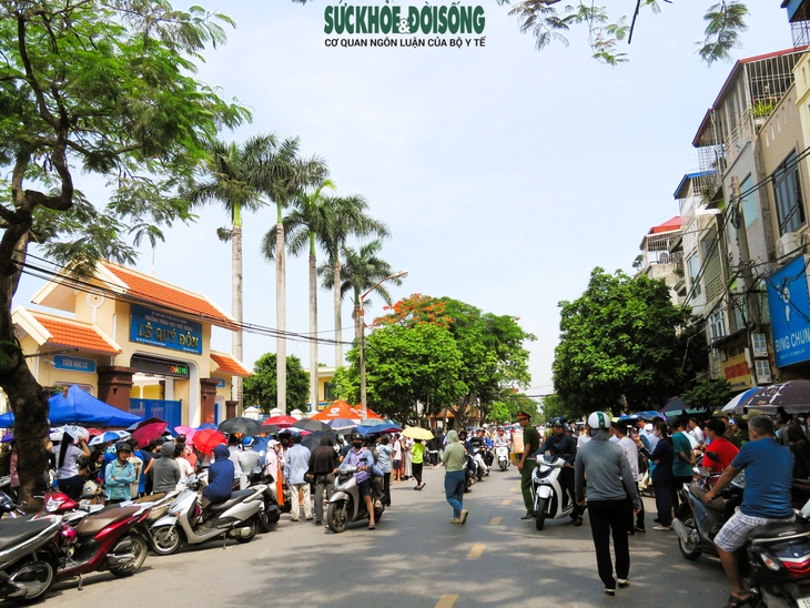 Những hình ảnh khó quên tại kỳ thi vào lớp 10 ở Hải Phòng- Ảnh 1. Những hình ảnh khó quên tại kỳ thi vào lớp 10 ở Hải Phòng- Ảnh 1.