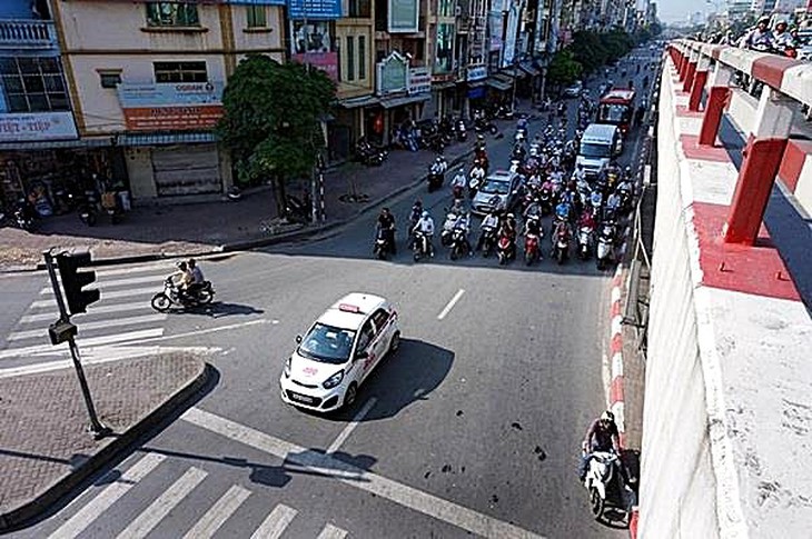 CSGT Hà Nội nói gì khi người dân 'núp' bóng râm dừng đèn đỏ?- Ảnh 2.