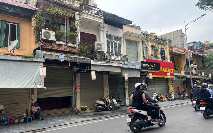 Hàng loạt cửa hàng "hái ra tiền" trên phố cổ Hà Nội đóng cửa: Chuyện gì đang xảy ra?