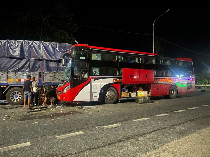 Xe khách va chạm ô tô tải trên đường tránh Huế, 1 người chết, nhiều người bị thương- Ảnh 1. Xe khách va chạm ô tô tải trên đường tránh Huế, 1 người chết, nhiều người bị thương- Ảnh 1.