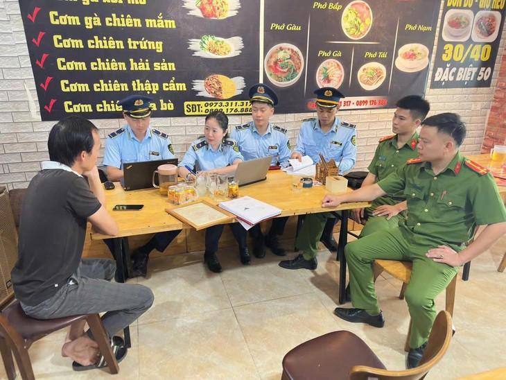 Hàng tấn thực phẩm bẩn bị phát hiện - Lỗ hổng nào trong kiểm soát?- Ảnh 1.