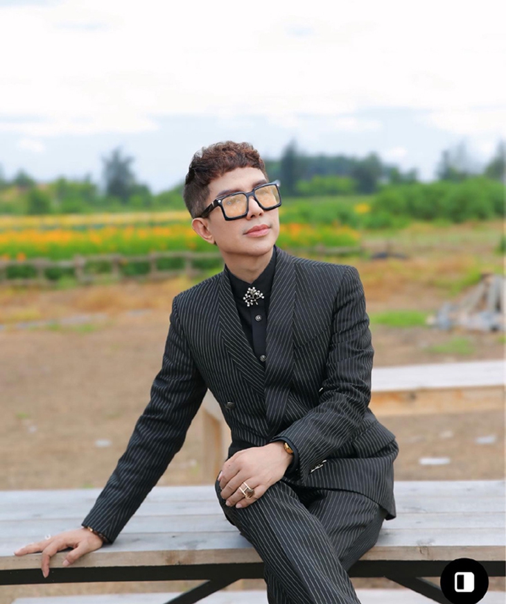 Danh ca bolero quê Thừa Thiên Huế được NSND Thu Hiền đặt tên 'ca sĩ của mọi miền quê' giờ ra sao?- Ảnh 1. Danh ca bolero quê Thừa Thiên Huế được NSND Thu Hiền đặt tên 'ca sĩ của mọi miền quê' giờ ra sao?- Ảnh 1.