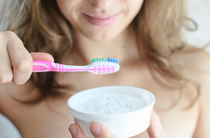 Tẩy trắng răng bằng baking soda và chanh có làm hại men răng không? - Ảnh 1.