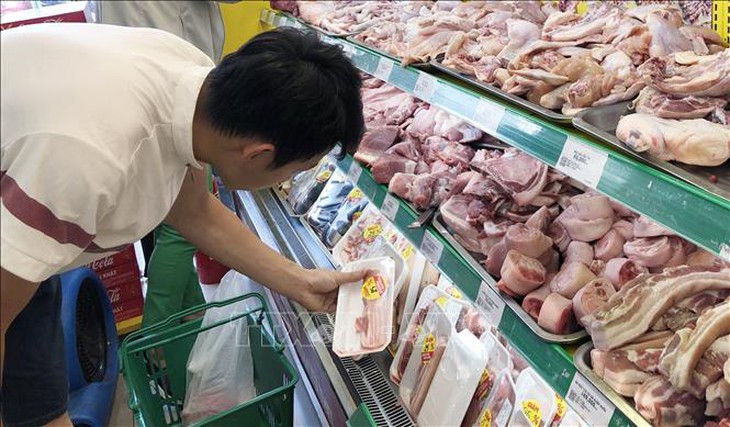 Thịt lợn tại Hà Nội, TP. Hồ Chí Minh vẫn tiêu thụ ổn định sau thông tin 'tố' C.P. bán thịt bệnh- Ảnh 1.