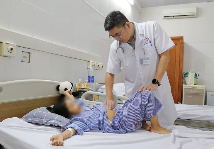 Thường xuyên bị táo bón, bé gái 6 tuổi được phát hiện u buồng trứng kích thước lớn- Ảnh 1. Thường xuyên bị táo bón, bé gái 6 tuổi được phát hiện u buồng trứng kích thước lớn- Ảnh 1.