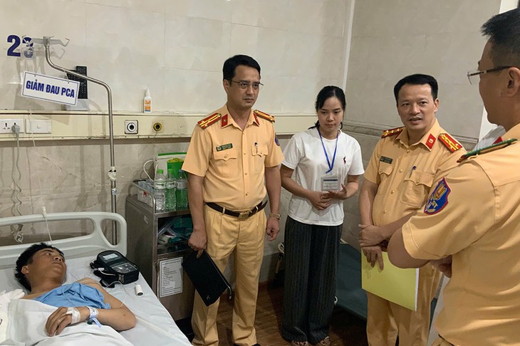 Ô tô tải đâm xe CSGT trên cao tốc, một cảnh sát cơ động bị thương- Ảnh 2.