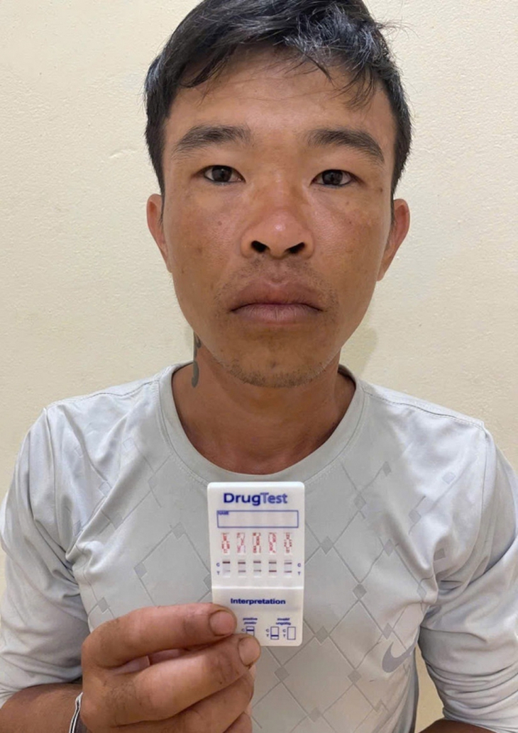 Bị phát hiện trộm xe máy, gã đàn ông bất ngờ dùng dao đâm bị thương 2 cán bộ công an

- Ảnh 1.