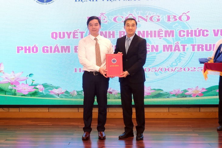Bộ Y tế trao quyết định bổ nhiệm Phó Giám đốc chuyên môn Bệnh viện Mắt Trung ương- Ảnh 1.
