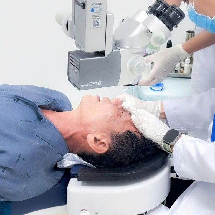 Cảnh báo: Sơ sẩy khiến người đàn ông phải đi cấp cứu vì xăng văng vào mắt- Ảnh 1.