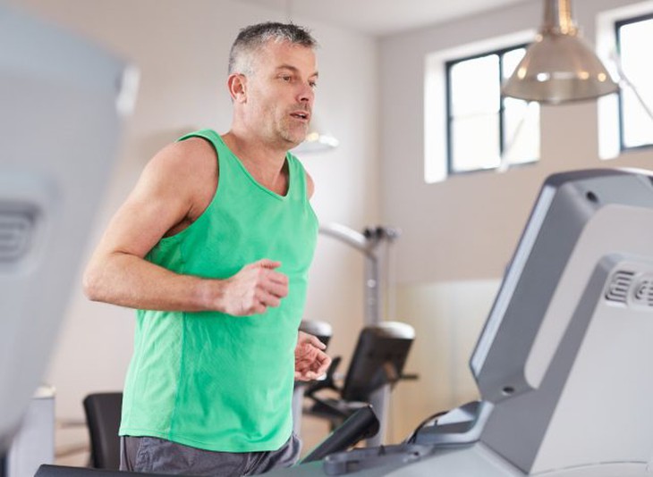 người đàn ông trưởng thành đang trình diễn bài tập cardio chạy bộ để đốt cháy mỡ bụng và làm chậm quá trình lão hóa