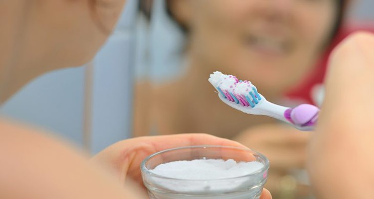 Làm trắng răng bằng baking soda, lợi hay hại?- Ảnh 1.