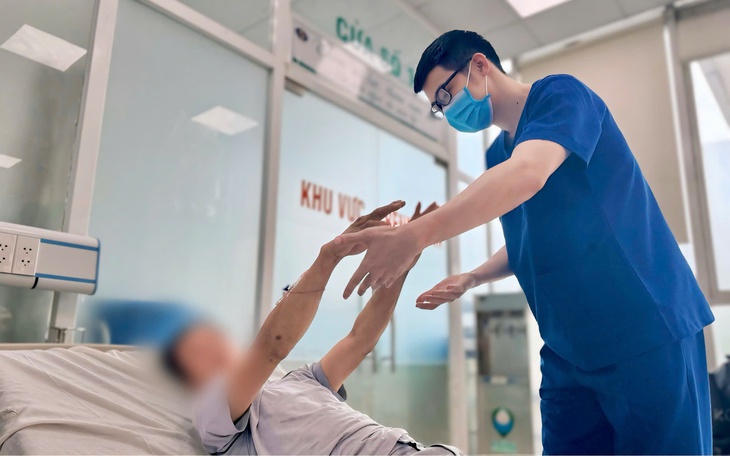 Thợ xây nguy kịch vì sốc nhiệt sau ngày làm việc ngoài trời nắng nóng