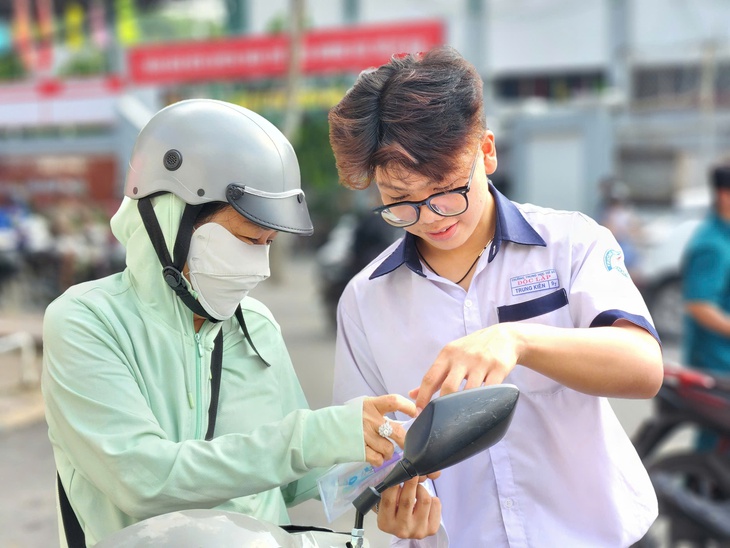 Hơn 76.000 thí sinh tại TPHCM làm thủ tục thi vào lớp 10- Ảnh 5.