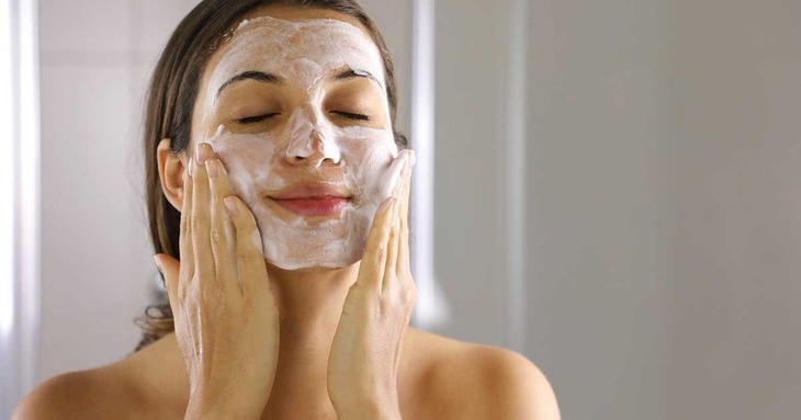 4 bước chăm sóc da tối giản giúp làn da rạng rỡ ngày 8/3- Ảnh 1.