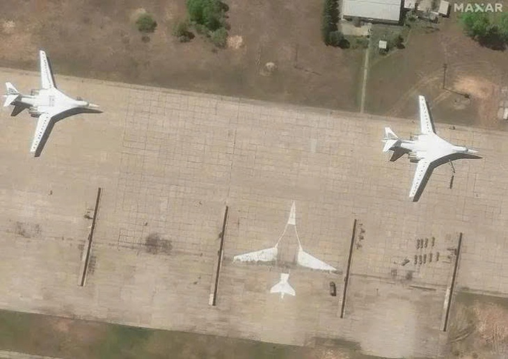 UAV Ukraine phá hủy oanh tạc cơ Nga bất chấp ngụy trang- Ảnh 2.